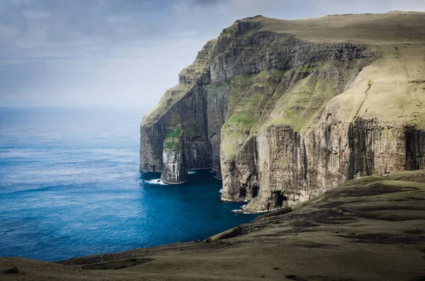 Asmundarstakkur Falésias Pássaros Pilha Mar Formação Rochas Suduroy Ilhas Faroé — Fotografia de Stock