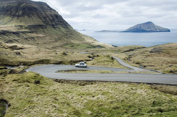Auto Sulla Strada Curva Norradalur Piccolo Villaggio Nelle Isole Faroe — Foto Stock