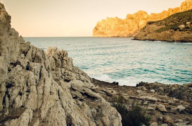 Günbatımında Mayorka, İspanya, Avrupa 'da popüler bir turizm tatil beldesi olan Cala Sant Vincenc' teki uçurum ve körfez