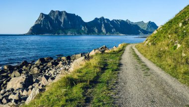 Yaz mevsiminde Lofoten adalarında kıyı boyunca uzanan patika güzel, güneşli bir günde, Norveç, İskandinavya, Avrupa