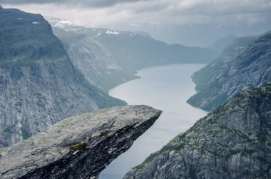 Gökyüzündeki bulutlarla dolu yağmurlu bir günde Odda, Norveç, Avrupa 'da ünlü bir yürüyüş noktası ve kaya oluşumu.