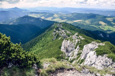 Doğu Avrupa 'nın Slovakya kentindeki Batı Tatras (Rohace) dağlarındaki Sivy Vrch zirvesinden yaz boyunca manzara. Kaya oluşumuna bak.