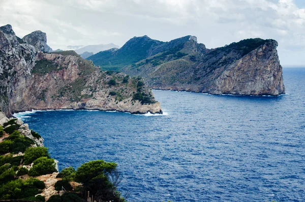 Mayorka, İspanya ve Avrupa 'daki Cap Formentor' da yağmur üstüne uçurum, popüler bir tatil beldesi.