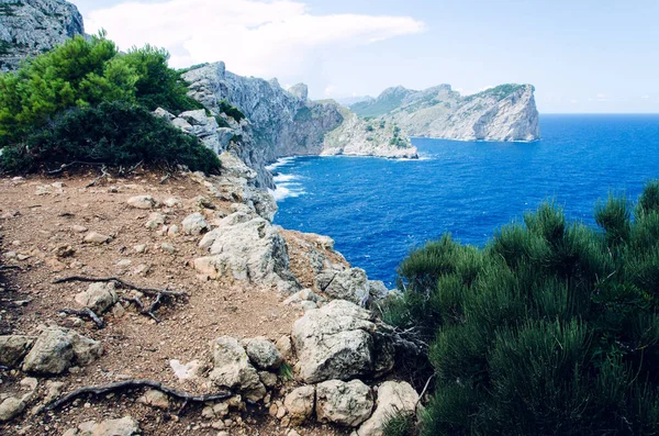Jyrkät Kalliot Cap Formentorilla Mallorcalla Espanjassa Euroopassa Suosittu Lomakohde — kuvapankkivalokuva