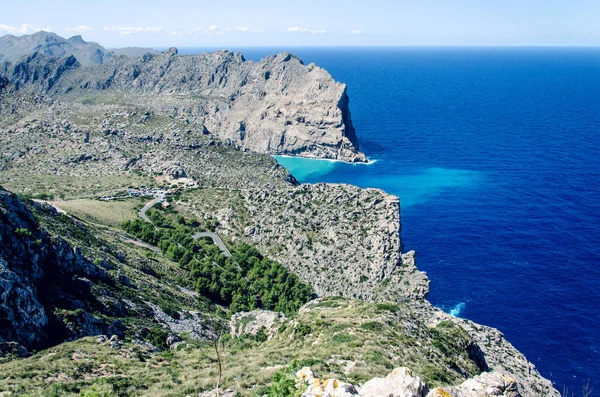 Mayorka, İspanya, Avrupa 'daki Cap Formentor' da sarp kayalıklar, popüler bir tatil beldesi.