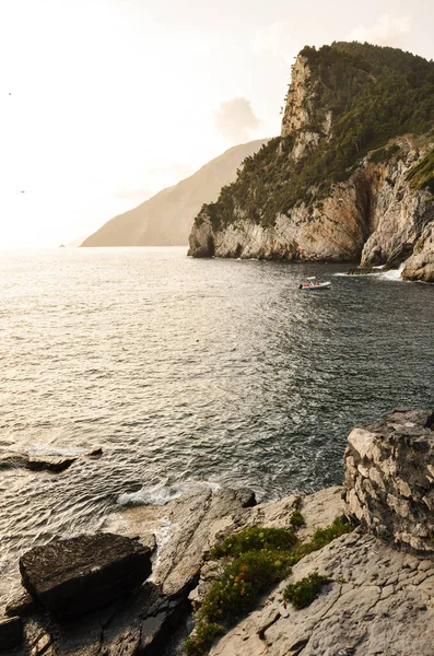Akdeniz 'deki Portovenere uçurumları, Porto Venere, La Spezia, Liguria, İtalya, Avrupa