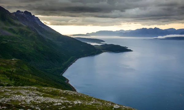 Troms Kuzey Norveç Skandinavya Avrupa Bulutlu Gökyüzü Ile Dağların Denizin — Stok fotoğraf