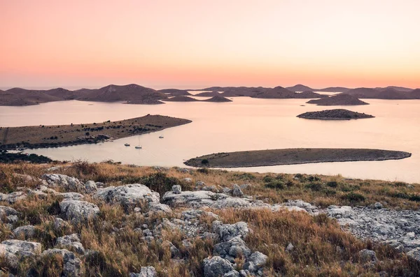 Hırvatistan 'daki Kornati Milli Parkı' nın güzel gün batımında manzarası