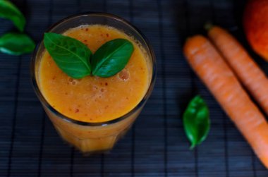 Portakal ve elmalı taze çiğ havuç püresi.