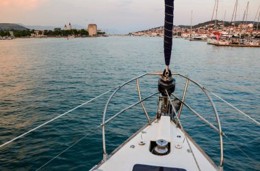 Yelkenli, şehrin tarihi merkezine ve marinaya gidiyor.