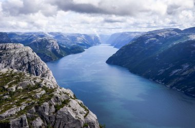Norveç, Preikestolen 'den Lysefjorden gökyüzünde bulutlar, Kuzey Avrupa, İskandinavya