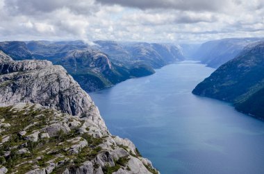 Norveç, Preikestolen 'den Lysefjorden gökyüzünde bulutlar, Kuzey Avrupa, İskandinavya