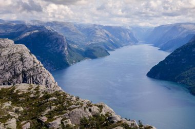Norveç, Preikestolen 'den Lysefjorden gökyüzünde bulutlar, Kuzey Avrupa, İskandinavya