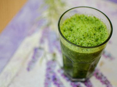 Süslü arka planda armut ve ıspanaktan yapılmış taze yeşil smoothie