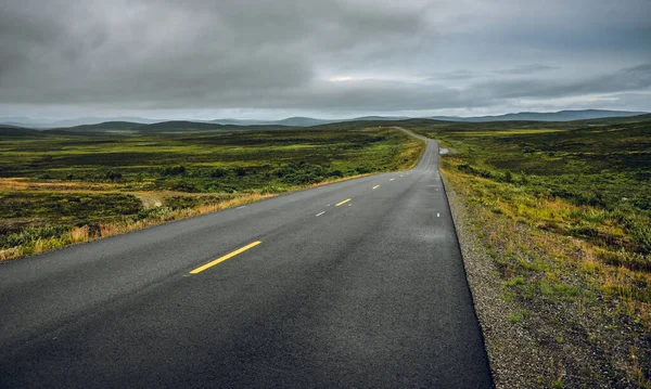 Kuzey Norveç, Kuzey Avrupa, İskandinavya 'daki boş yol