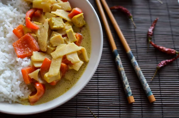 Kolay vejetaryen ev yapımı Tayland yeşil köri sosu. Kırmızı biber, kırmızı biber, tofu ve bambu filizlerinden yapılan basmati pilavı.