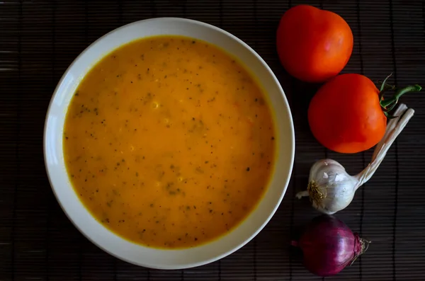 Zucchini Suppe Mit Tomaten Knoblauch Und Zwiebeln Einer Weißen Schüssel — Stockfoto