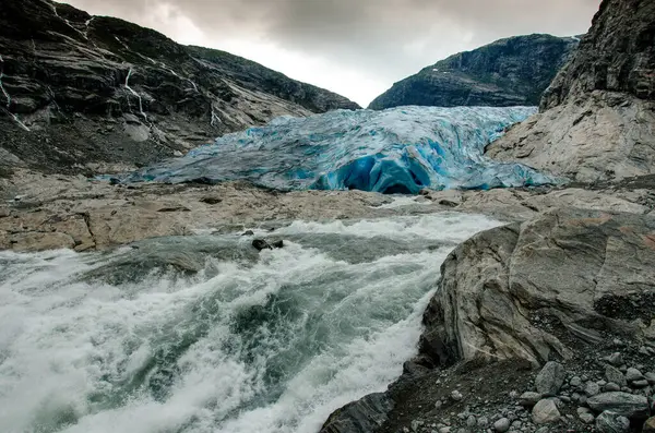 Таяние Ледника Нигардсбрин Реки Текущей Норвегии Северной Европе Скандинавии Лицензионные Стоковые Фото
