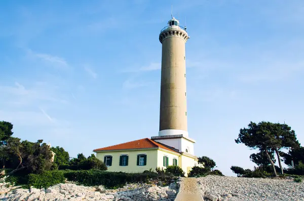 Veli Rat 'taki deniz feneri, Dugi Otok adası, Adriyatik denizi, Hırvatistan, popüler yelkencilik merkezi, güzel güneşli bir günde iskeleden manzara
