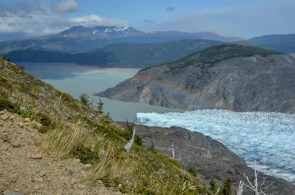 Şili, Patagonya, Güney Amerika 'daki Torres del Paine Ulusal Parkı' ndaki ünlü Gri Buzul üzerinde gökkuşağı
