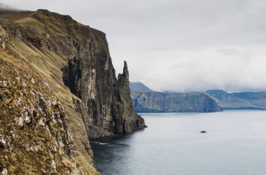 Faroe Adaları 'nda, Vagar Adası' nda, Kuzey Avrupa 'da, popüler turizm beldeleri Trollkonufingur adlı dramatik uçurumlar.