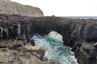 Sao Miguel adasının batı yakasında Ponta da Ferraria bölgesinde bir kaya kemeri olan lav kayalığı. Azores takımadaları, Portekiz.