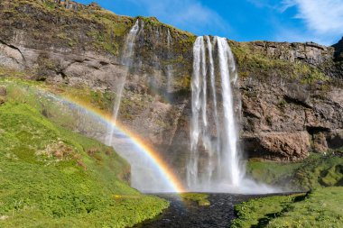 Seljalandsfoss Şelalesi. Güney İzlanda 'nın ünlü simgesi gökkuşağı.
