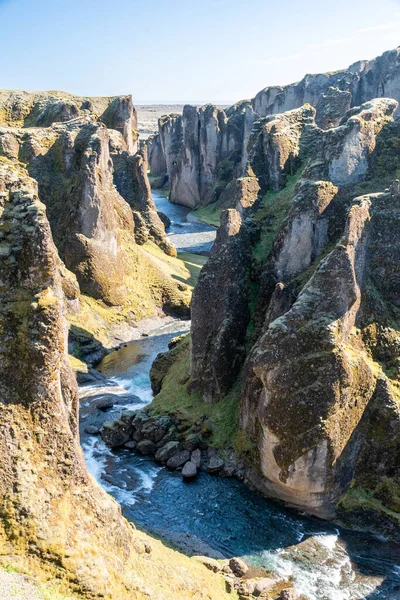 アイスランド南部のランドマークであるFjadrgljufur渓谷 — ストック写真