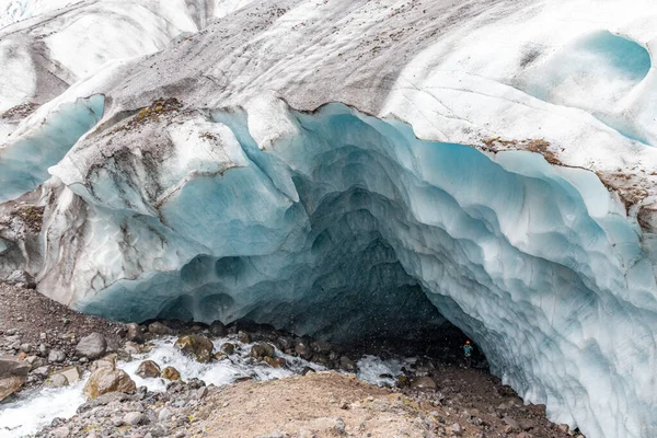 アイスランド南部のVatnajokull氷河の出口であるVirkissjoull氷河舌の氷の洞窟 — ストック写真