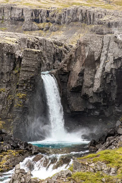 Водоспад Folaldafoss Південно Східній Ісландії — стокове фото
