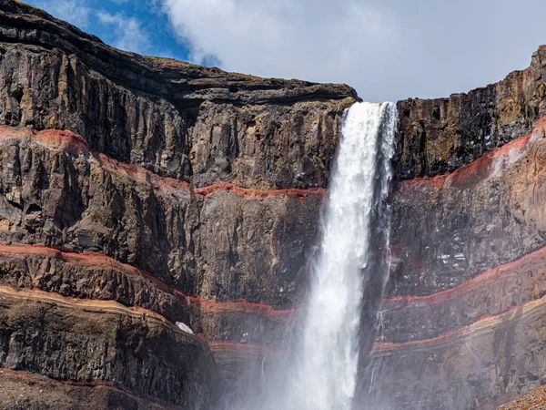Detalhe Parte Superior Cachoeira Hengifoss Com Penhasco Colorido Leste Islândia — Fotografia de Stock