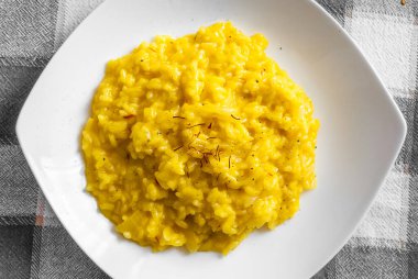 Risotto Milano, tipik bir İtalyan tarifi.