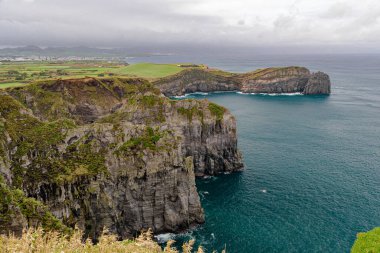 Miradouro do Cintrao 'daki yüksek uçurum Sao Miguel adasının kuzey kıyısı boyunca, Azores takımadasında