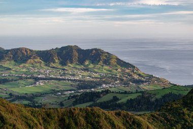 Azores takımadasındaki Sao Miguel adasının güney doğu kıyısındaki Nossa Senhora dos Remedios kasabasının panoramik manzarası.
