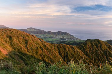 Azores takımadasındaki Sao Miguel adasının güney doğu kıyısındaki Nossa Senhora dos Remedios kasabasının panoramik manzarası.