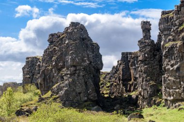 İzlanda 'daki Thingvellir Ulusal Parkı' ndaki yarık vadisine bakın.