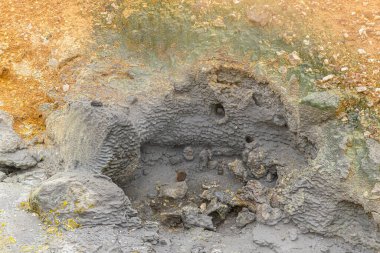 Reykjanes yarımadasındaki Seltun jeotermal bölgesinde renkli çamur havuzu