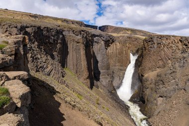 Litlanesfoss Şelalesi doğu İzlanda 'da bazalt sütunlarla çevrili.