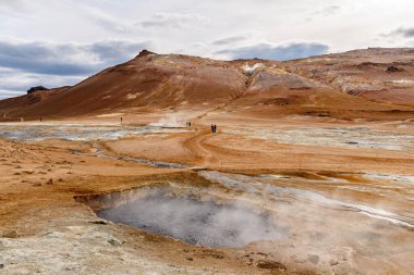 Kuzey İzlanda 'daki Myvatn Gölü yakınlarındaki Hver-Namafjall jeotermal alanındaki kaplıcalarda.