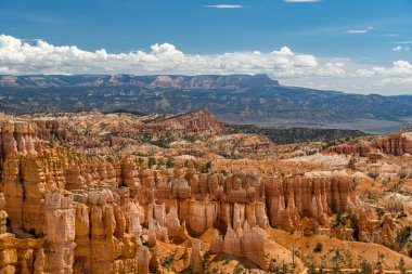 Bryce Kanyonu 'nun panoramik manzarası Sunset ve Sunrise Point arasındaki kenardan görüldü.