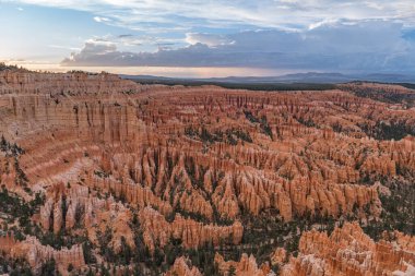Bryce Kanyonu 'nun panoramik manzarası. Gün batımında Bryce Point' ten görüldüğü gibi.