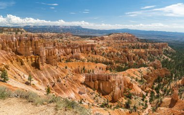 Bryce Kanyonu 'nun panoramik manzarası Sunset ve Sunrise Point arasındaki kenardan görüldü.