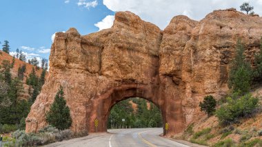 Utah 'ın güneyinde, Kızıl Kanyon bölgesinde, UT-12 manzaralı yan yol boyunca uzanan kumtaşı tünel kemeri.