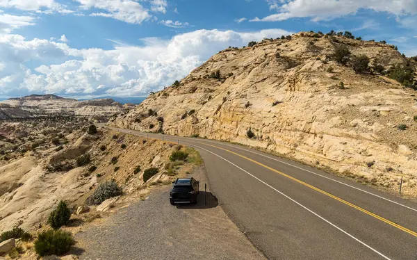 Güney Utah 'ta Escalante ve Boulder arasında UT-12 manzaralı bir yol.