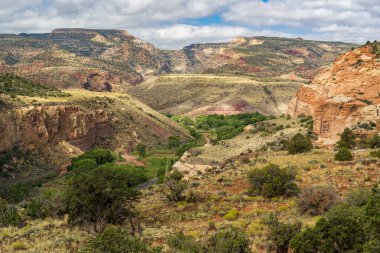 Utah 'ın güneyindeki Capitol Resifi Ulusal Parkı' nın panoramik manzarası