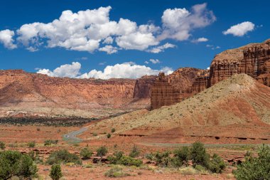 Güney Utah 'taki Capitol Reef Ulusal Parkı' ndaki Panorama Point 'ten Chimney Rock dahil kırmızı kumtaşı kayalarının panoramik görüntüsü