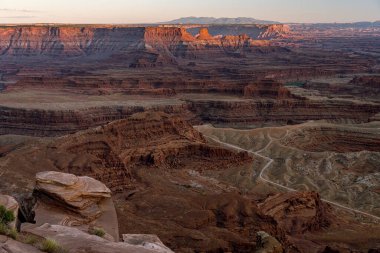 Güney Utah 'taki Ölü At Noktası Eyalet Parkı' ndan Colorado nehri tarafından oluşturulan kanyonların panoramik görüntüsü