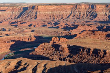 Güney Utah 'taki Ölü At Noktası Eyalet Parkı' ndan Colorado nehri tarafından oluşturulan kanyonların panoramik görüntüsü