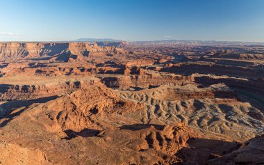 Güney Utah 'taki Ölü At Noktası Eyalet Parkı' ndan Colorado nehri tarafından oluşturulan kanyonların panoramik görüntüsü