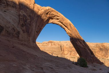 Utah 'ta, Moab yakınlarında doğal bir kumtaşı kemeri olan Corona Kemeri.